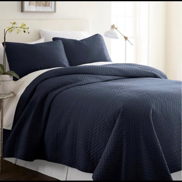 Navy Blue twin/xl twin quilt with pillow case - Picture 5 of 6
